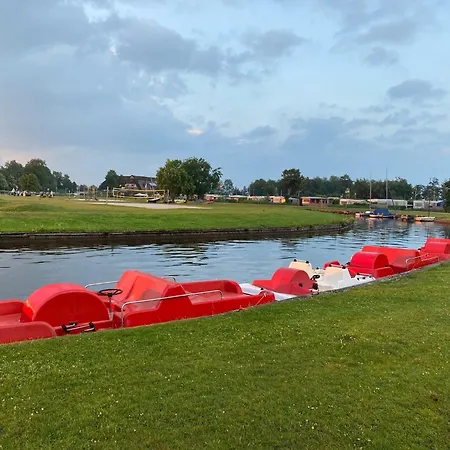 Grosses Mit Ruderboot *