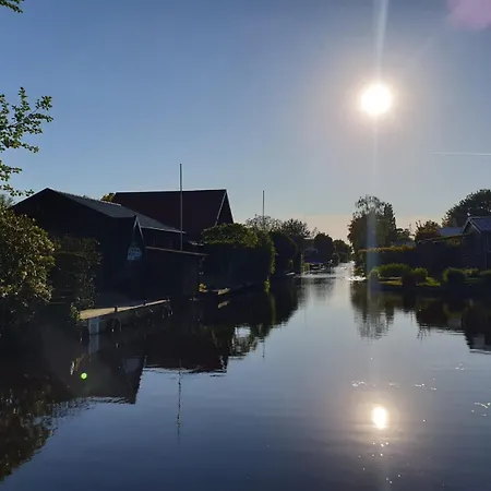 Grosses Mit Ruderboot Sudbrookmerland