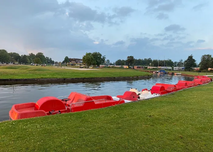 Grosses Mit Ruderboot *